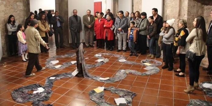 El artista explicó su muestra. El artista explicó su muestra.