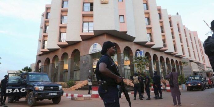 Fuerzas de seguridad ante hotel Radisson Fuerzas de seguridad ante hotel Radisson