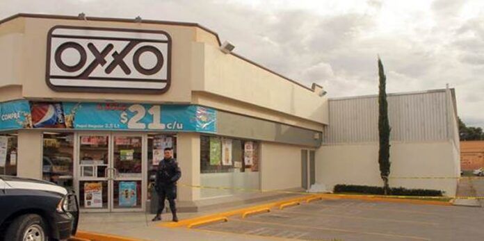 Policía en Oxxo