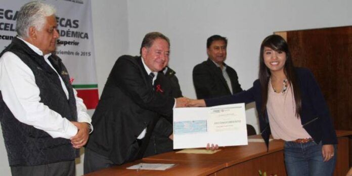 Marco Vinicio Flores entregó las becas. Marco Vinicio Flores entregó las becas.
