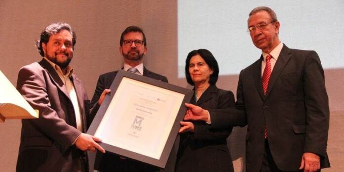 Arturo Villela recibe premio a la composición Arturo Villela recibe premio a la composición