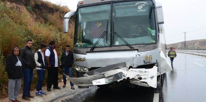 Pasajeros junto al autobús Pasajeros junto al autobús