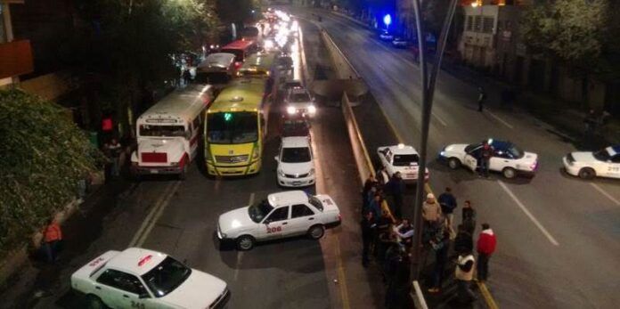 Atraviesan taxis en ambos sentidos Atraviesan taxis en ambos sentidos