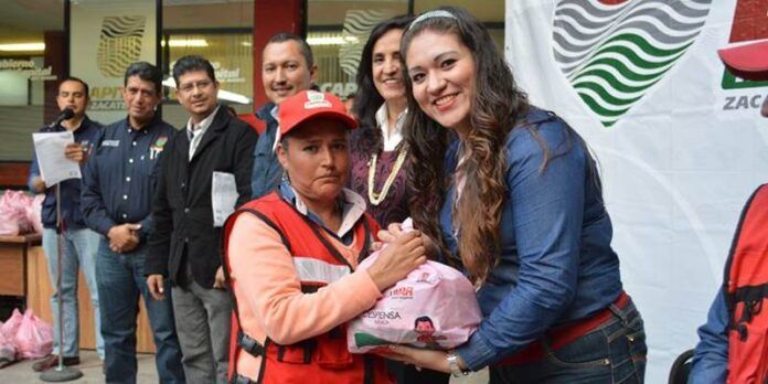 Trabajadora de Barrido Manual recibe el apoyo