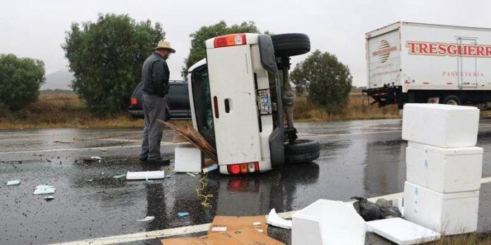 El conductor observa vehículo accidentado. El conductor observa vehículo accidentado.