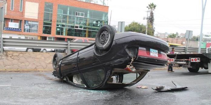El auto quedó volcado luego de impactarse. El auto quedó volcado luego de impactarse.