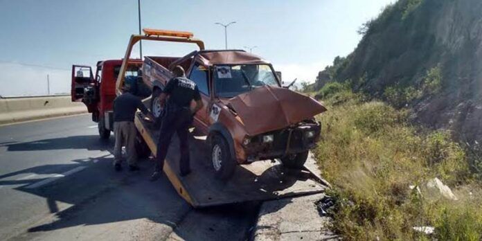 Grúa lleva la Nissan al corralón