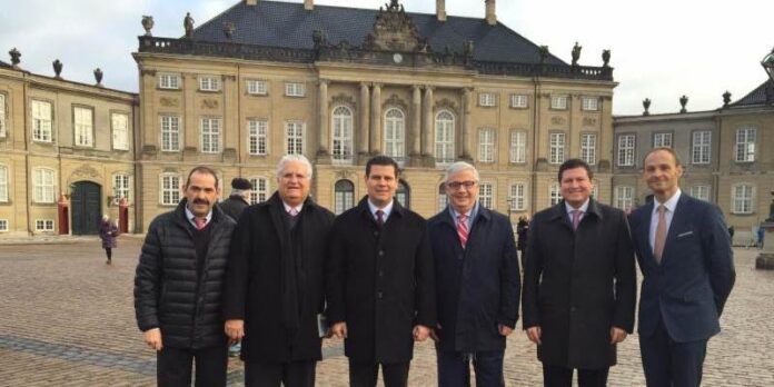Miguel Alonso con funcionarios que lo acompañaron Miguel Alonso con funcionarios que lo acompañaron