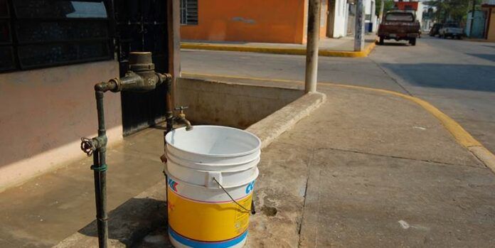 Cubeta para ser llenada con agua