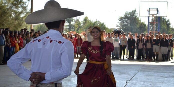 Alumnos presentaron bailes.