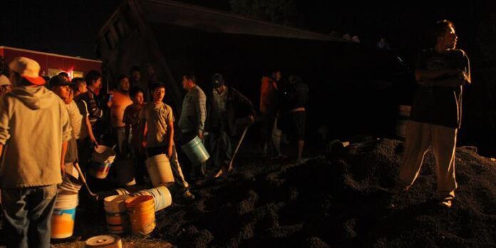 Vecinos se unieron para rescatar posibles víctimas