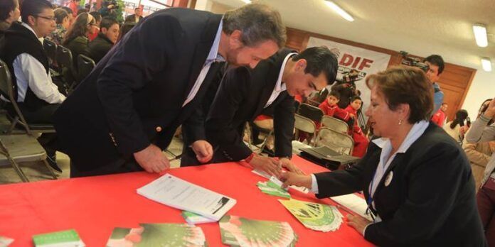 Alcalde y secretario de Salud tramitan su credencial de donadores Alcalde y secretario de Salud tramitan su credencial de donadores