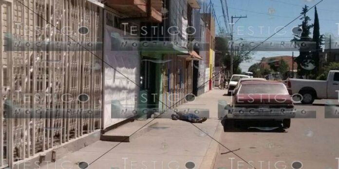 El hombre quedó tirado cerca de su casa. El hombre quedó tirado cerca de su casa.