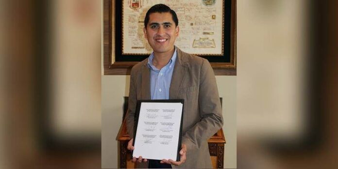 Carlos Peña firma convenio Carlos Peña firma convenio