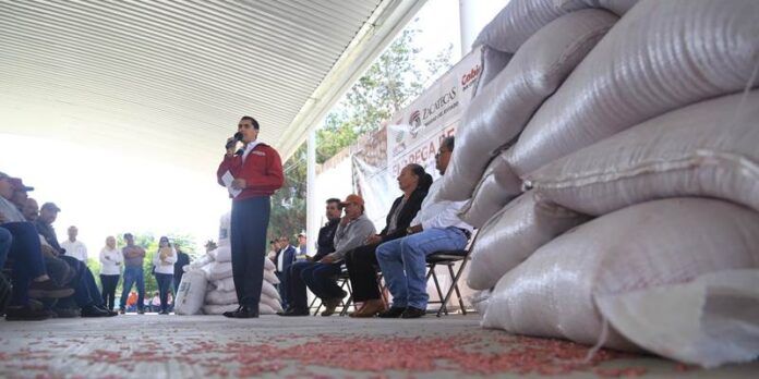 Alcalde entrega el apoyo Alcalde entrega el apoyo