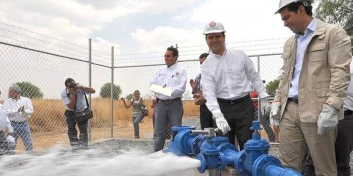 Gobernador en inauguración de pozo