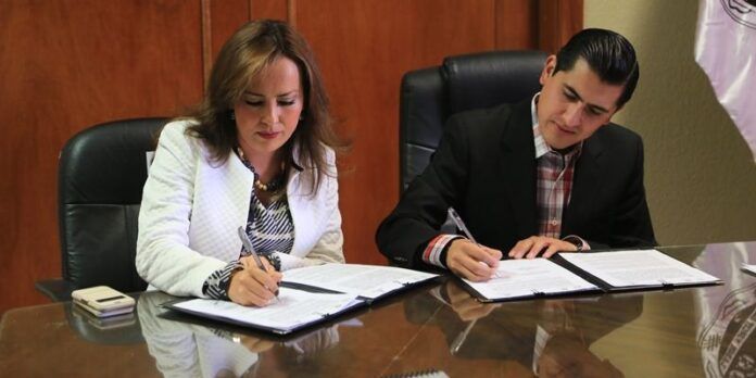 Momento de la firma del convenio. Momento de la firma del convenio.