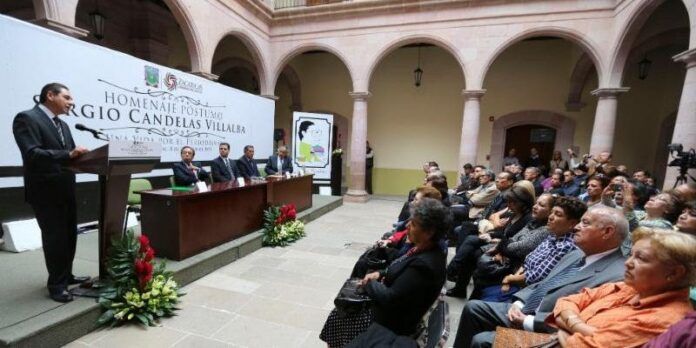 Familiares y amigos, presentes Familiares y amigos, presentes