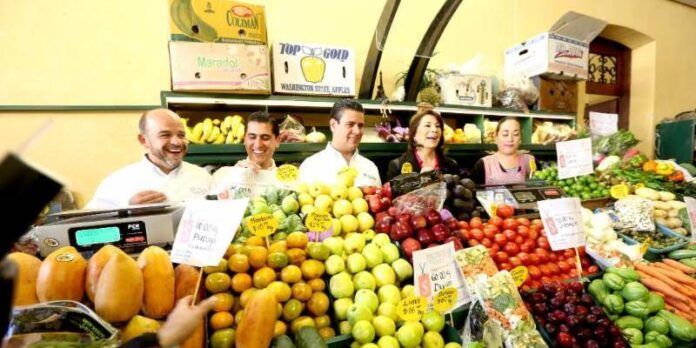 Autoridades en local de frutas y verduras Autoridades en local de frutas y verduras