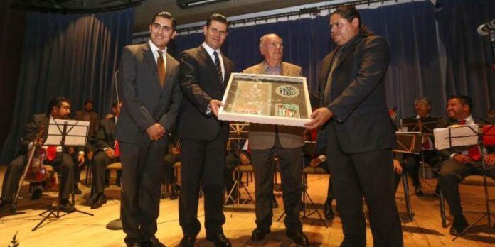 Entregan testimonio histórico a la agrupación Entregan testimonio histórico a la agrupación