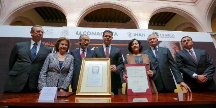 Entregan reconocimiento y testimonio histórico a su familia. Entregan reconocimiento y testimonio histórico a su familia.