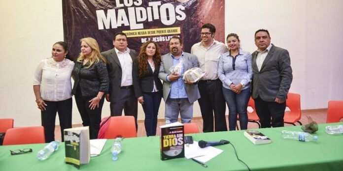 El periodista presentó 3 libros. El periodista presentó 3 libros.