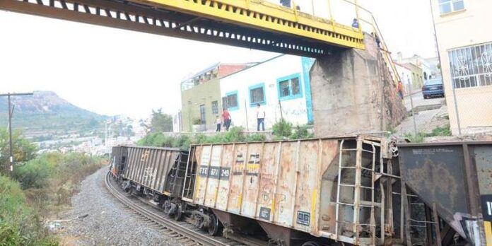 Tren descarrilado Tren descarrilado