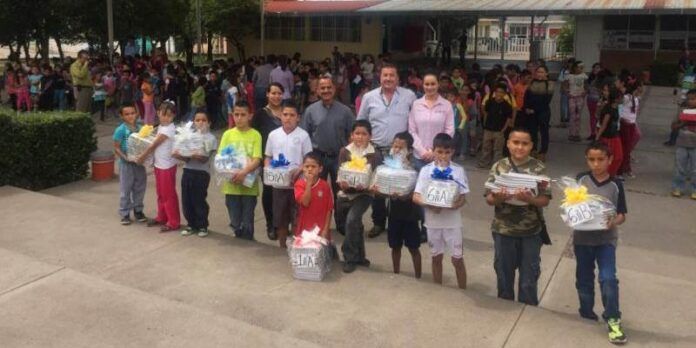 Niños beneficiados con material nuevo y reciclado Niños beneficiados con material nuevo y reciclado