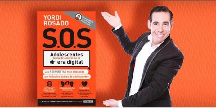 Yordi Rosado con su libro