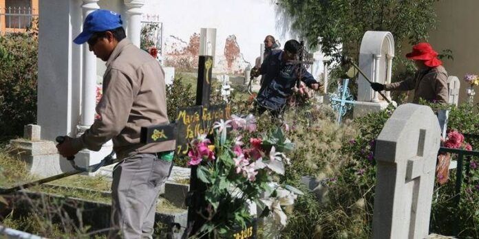 Trabajadores rehabilitan tumbas Trabajadores rehabilitan tumbas
