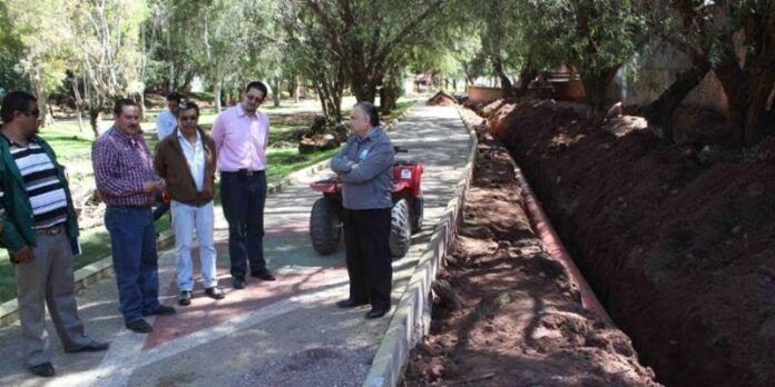 Autoridades supervisan las obras. Autoridades supervisan las obras.