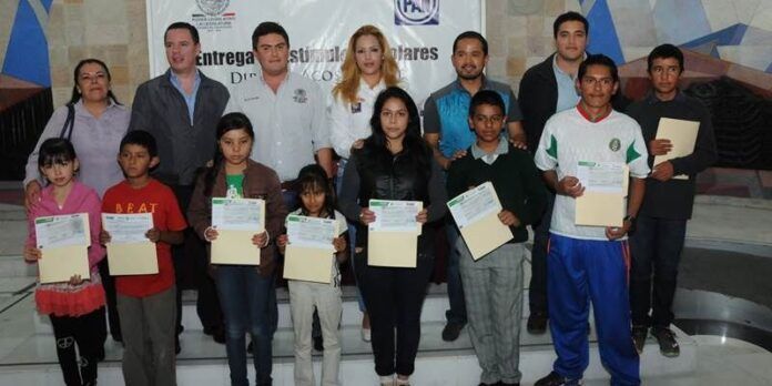 Diputado con los beneficiados Diputado con los beneficiados