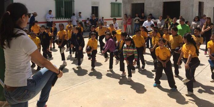Niños en sesión de activación física Niños en sesión de activación física