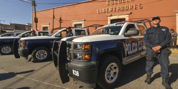 Policías con los nuevos vehículos