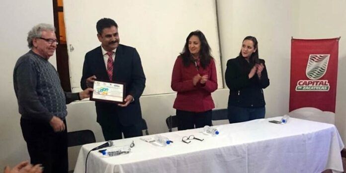 Recibe reconocimiento Recibe reconocimiento