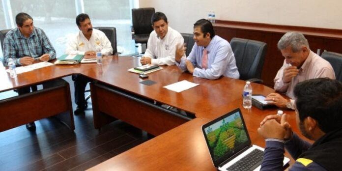 Los agricultores se reunieron con autoridades estatales. Los agricultores se reunieron con autoridades estatales.