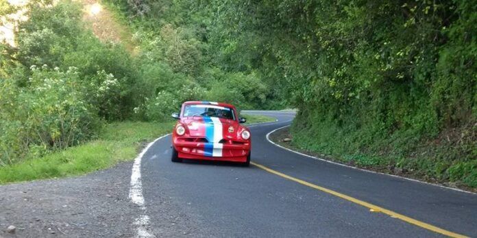 Autos clásicos son admirados durante la carrera. Autos clásicos son admirados durante la carrera.