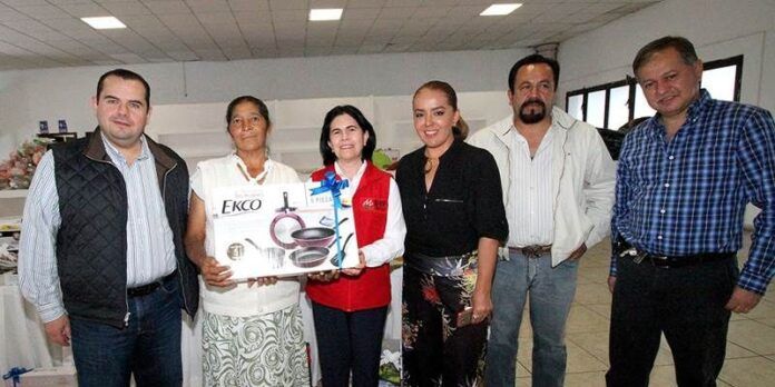 Autoridades del Patronato y el Sedif con trabajadora