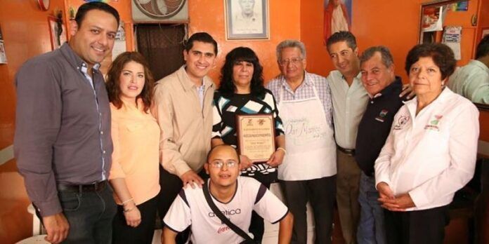 El alcalde entregó el reconocimiento. El alcalde entregó el reconocimiento.