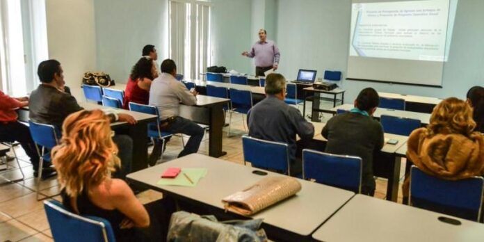 Participan funcionarios municipales