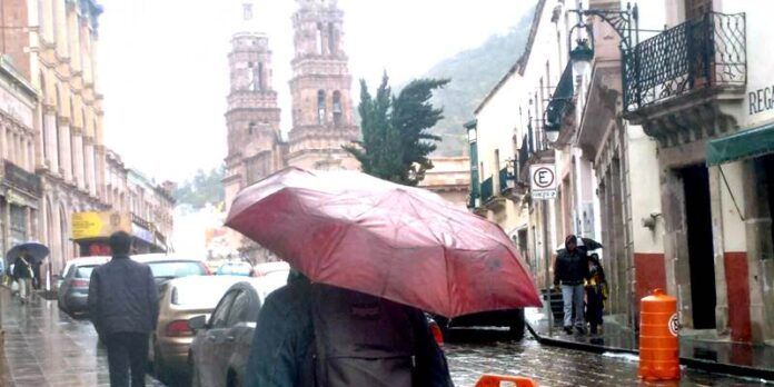 Transeúntes bajo la lluvia en Centro Histórico Transeúntes bajo la lluvia en Centro Histórico
