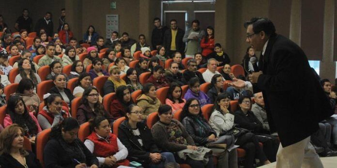 Jóvenes asistieron a la conferencia