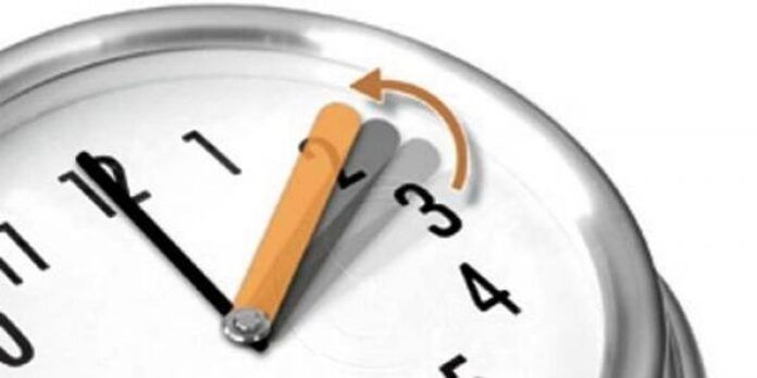 Retrasa tu reloj una hora.