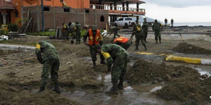 Soldados ayudan a limpiar las playas de Manzanillo, Colima. Soldados ayudan a limpiar las playas de Manzanillo, Colima.