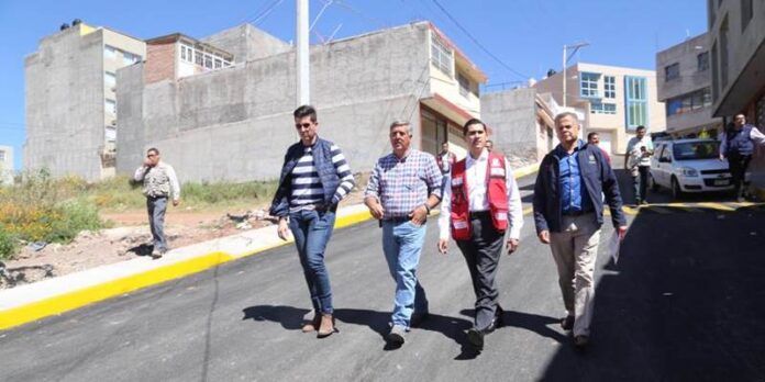 Carlos Peña recorre calle pavimentada Carlos Peña recorre calle pavimentada