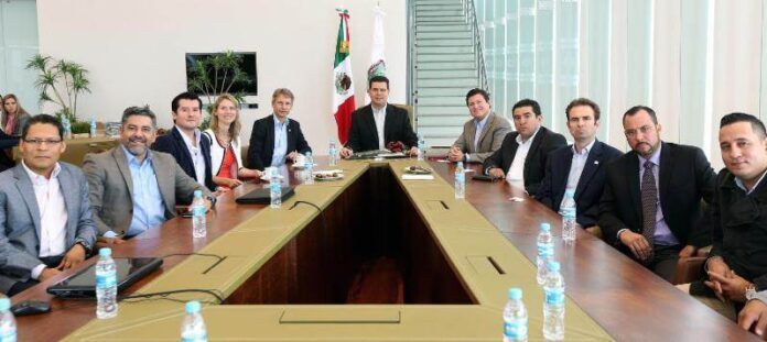 Gobernador, embajador, empresarios y funcionarios