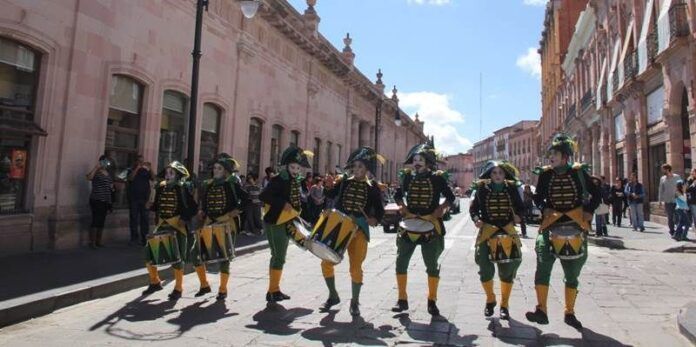 Vestidos de soldados recorren calles y plazas Vestidos de soldados recorren calles y plazas