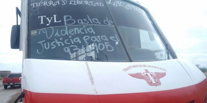 Colocaron leyendas de protesta en las unidades