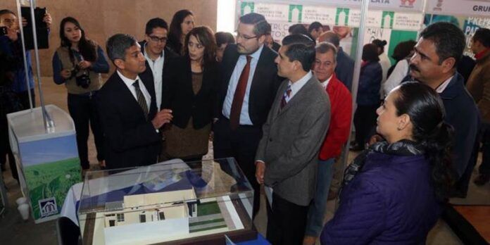 Autoridades recorren los stands Autoridades recorren los stands