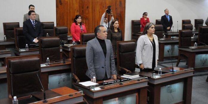 Diputados guardaron un minuto de silencio. Diputados guardaron un minuto de silencio.